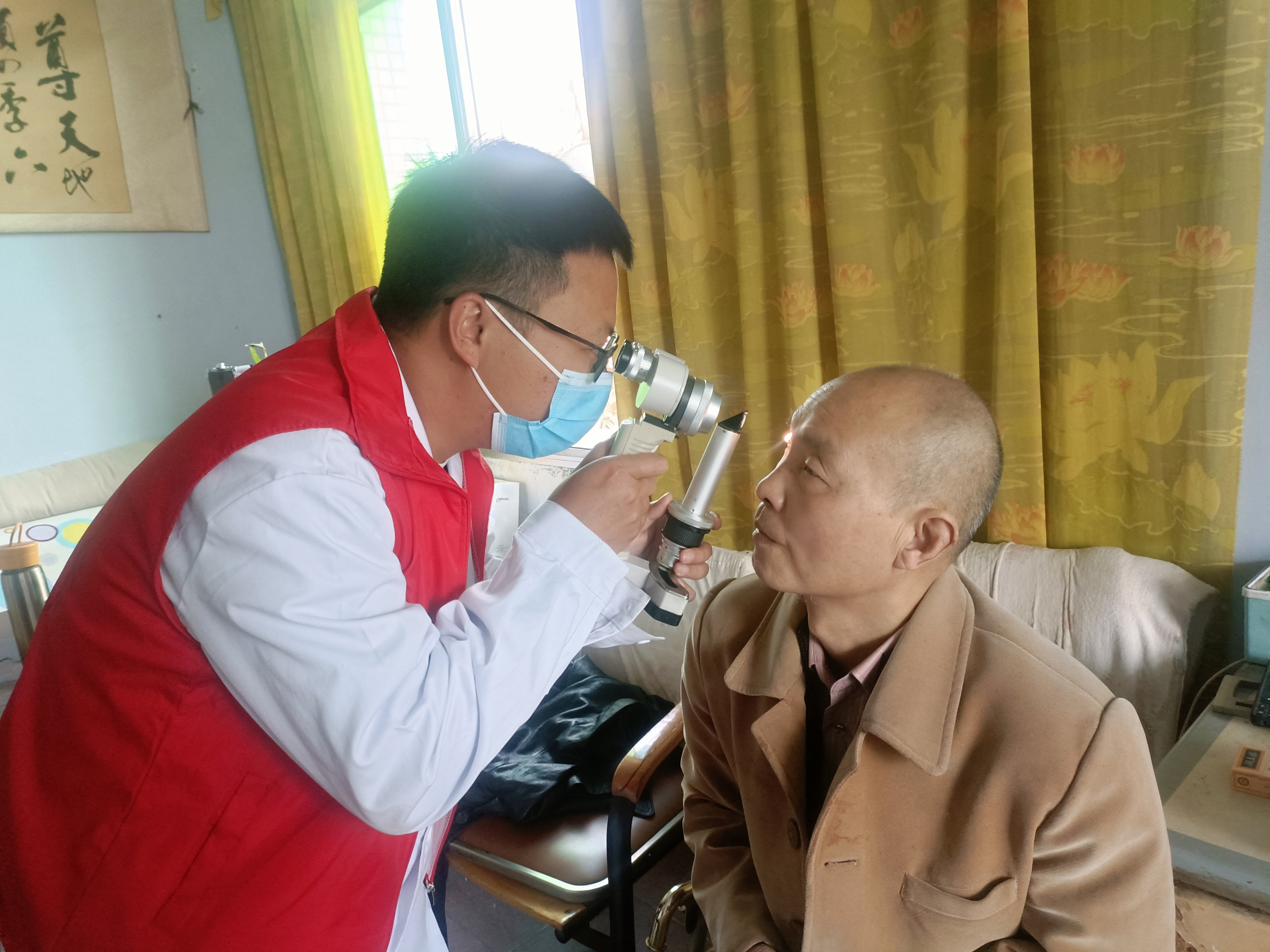 成都华夏眼科上门义诊.jpg