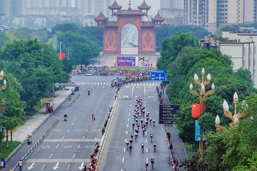 2025中国公路自行车公开赛（眉山彭山站）开赛(图3)