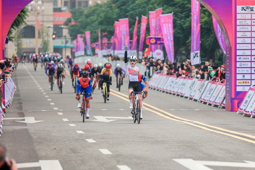 2025中国公路自行车公开赛（眉山彭山站）开赛(图4)