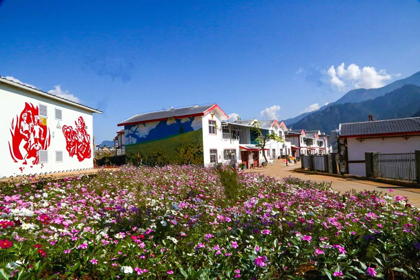 美丽新寨惹人爱。高龙村村委会供图