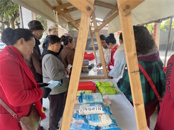 积分兑好礼 共治暖人心 --焦严村秋季积分兑换活动热闹开兑(图2)