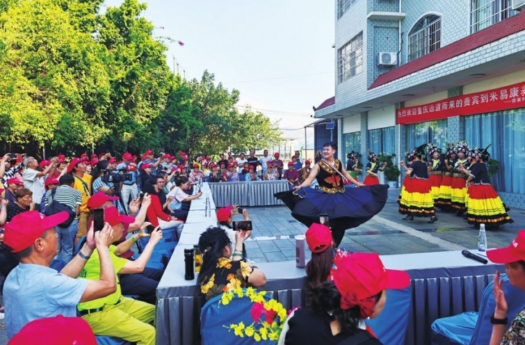 暖阳正好，歌舞飞扬。米易县攀莲镇贤家村委会供图