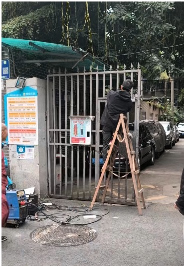 大门“换新装” 筑牢居民“安全门”——交桂二巷23号院开展安全院落自治行动(图1)