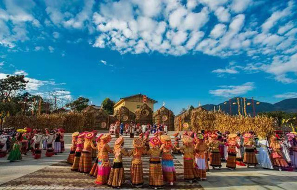 傈僳族村民排练非遗歌舞节目。米易县新山傈僳族乡新山村委会