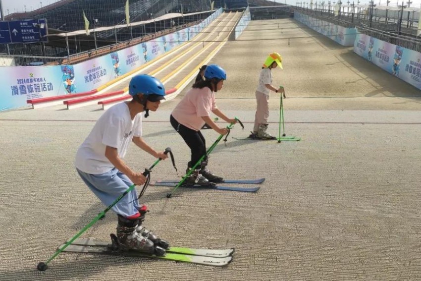 成都市残疾人滑雪队在新都尖锋滑雪场训练。成都市残联供图