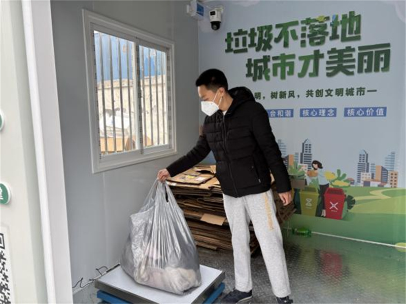 居民将废旧衣物进行称重。杨雪怡供图