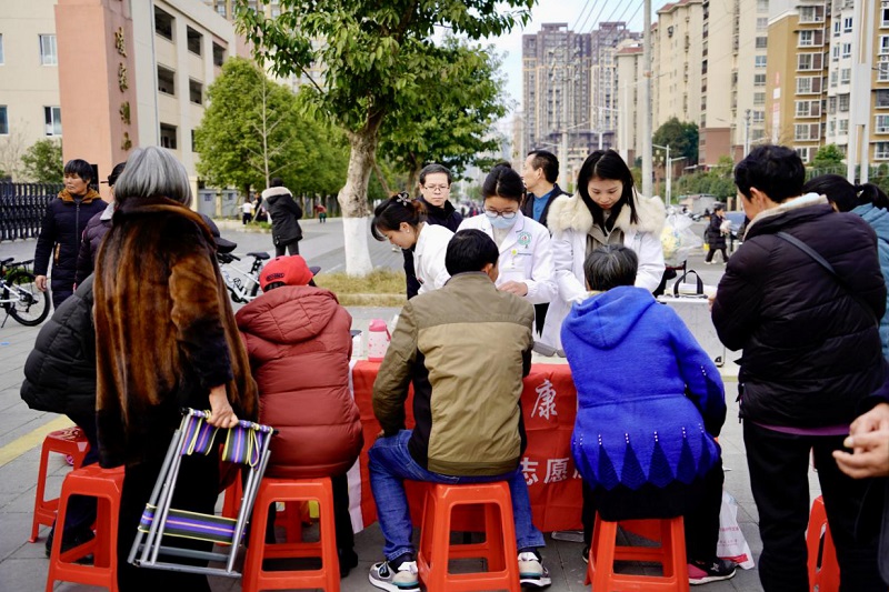 善润阆苑暖人心 童享元旦乐开怀(图2)