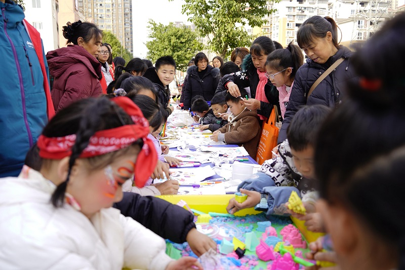 善润阆苑暖人心 童享元旦乐开怀(图4)