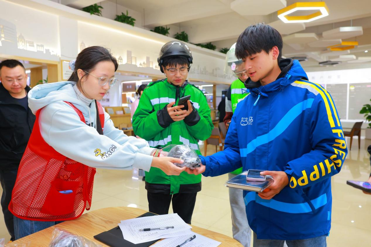 暖“新”光华 微光有你｜光华社区举办“年度友好骑手”活动暨“融新”治理成果展示(图7)