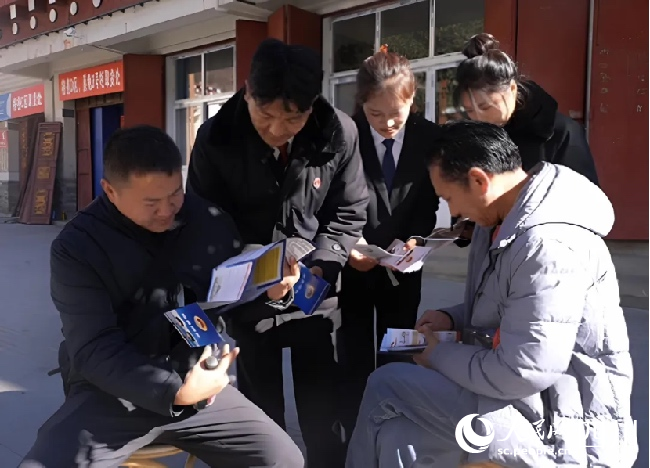 政策宣传现场。丁真拥章摄