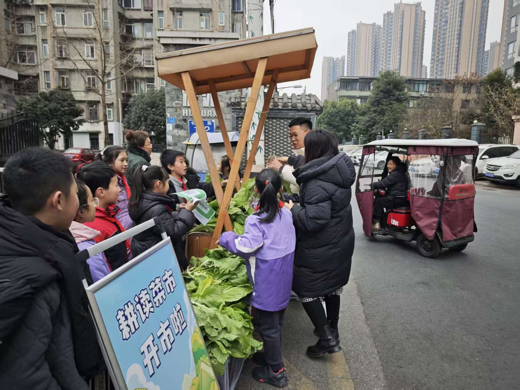 蓉城暖冬·幸福迎新｜长安路社区开展清洁家园志愿服务，家校社协同共建美好家园 (图3)