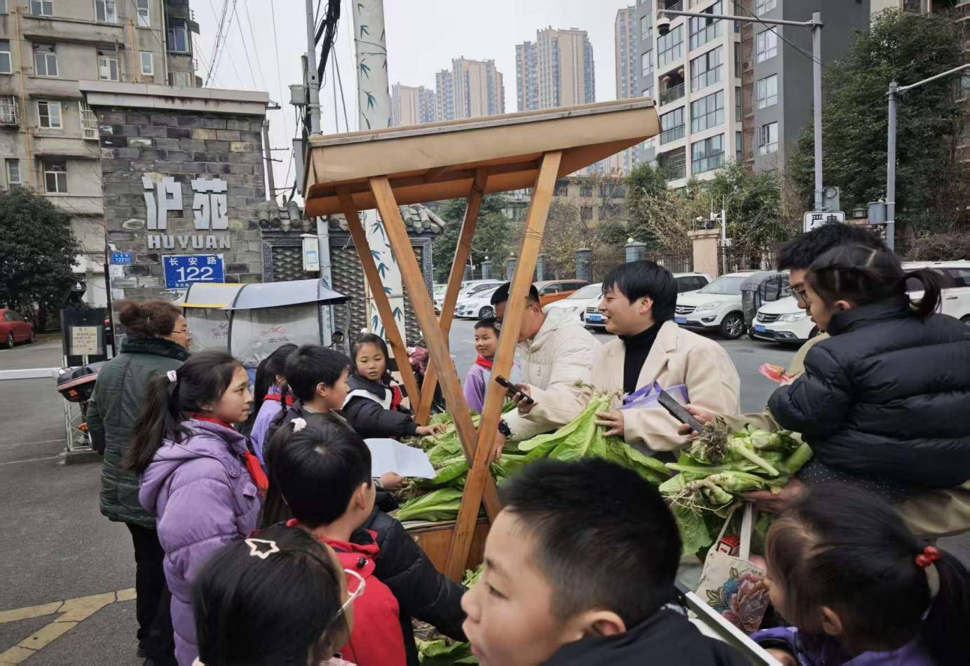 蓉城暖冬·幸福迎新｜长安路社区开展清洁家园志愿服务，家校社协同共建美好家园 (图4)