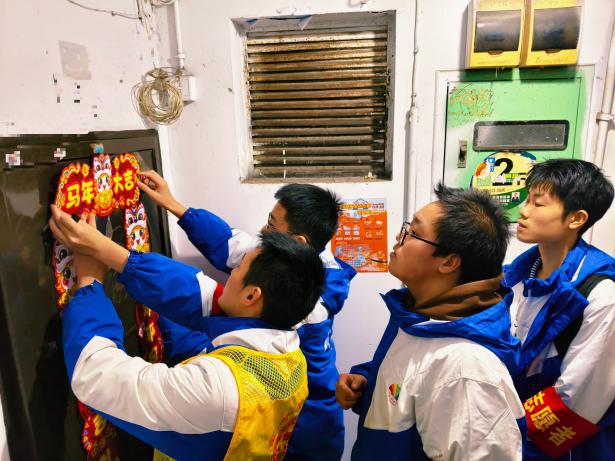 树蓓街“暖心人暖心行”服务进院落 七中万达学子用行动传递温暖(图2)