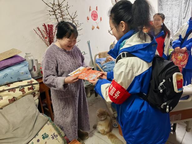 树蓓街“暖心人暖心行”服务进院落 七中万达学子用行动传递温暖(图3)