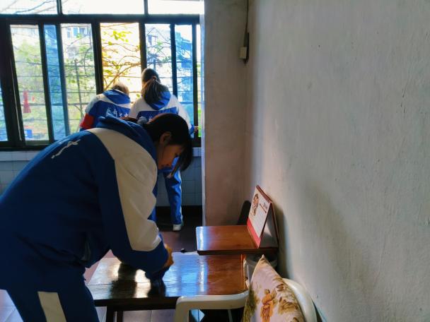 树蓓街“暖心人暖心行”服务进院落 七中万达学子用行动传递温暖(图1) 树蓓街“暖心人暖心行”服务进院落 七中万达学子用行动传递温暖(图1)