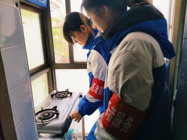 树蓓街“暖心人暖心行”服务进院落 七中万达学子用行动传递温暖(图4) 树蓓街“暖心人暖心行”服务进院落 七中万达学子用行动传递温暖(图4)