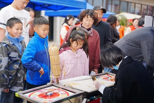 东街社区元宵便民服务暖人心，商居共治绘就幸福新图景(图2)