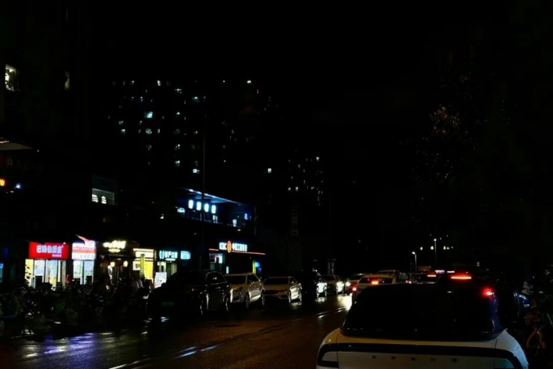 成华区蓝光东方天地路灯整治前。成都市城市管理委员会供图