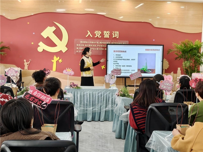 巾帼喜乐汇·花香绽芳华——阳坪社区妇女节插花主题活动顺利开展(图4)