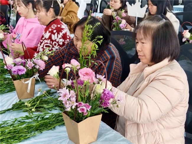 巾帼喜乐汇·花香绽芳华——阳坪社区妇女节插花主题活动顺利开展(图9)
