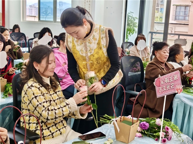 巾帼喜乐汇·花香绽芳华——阳坪社区妇女节插花主题活动顺利开展(图6)