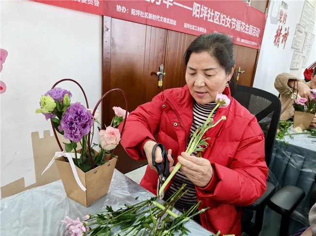巾帼喜乐汇·花香绽芳华——阳坪社区妇女节插花主题活动顺利开展(图10)