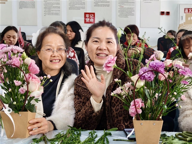 巾帼喜乐汇·花香绽芳华——阳坪社区妇女节插花主题活动顺利开展(图12)