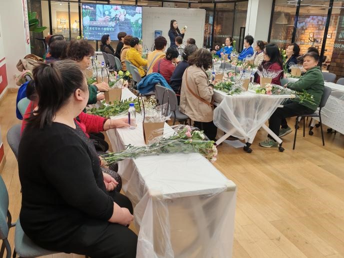 花香绽芳华，曹家巷社区“三八”插花活动暖意浓(图2)