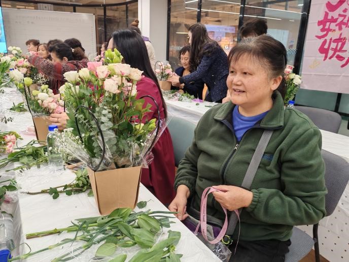 花香绽芳华，曹家巷社区“三八”插花活动暖意浓(图5)