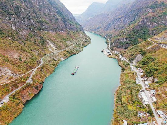 四川造 金沙江首艘6000吨级新能源货船首航(图1)