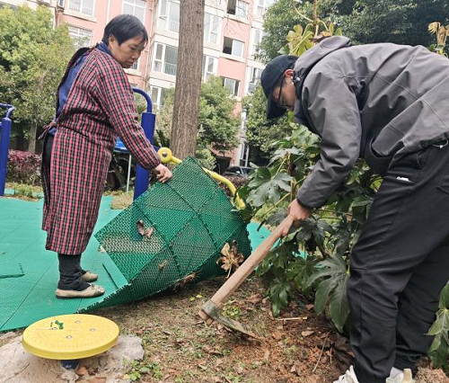 大面街道东洪社区开展“铺”就温馨院落焕新活动(图1) 图片14.png