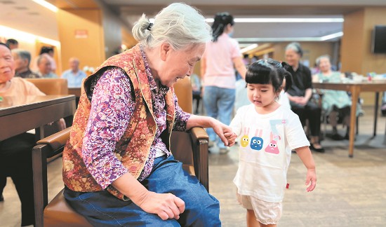 楼上养老 楼下托育 成都因地制宜探索“老幼共托”模式(图1) 楼上养老 楼下托育 成都因地制宜探索“老幼共托”模式(图1)