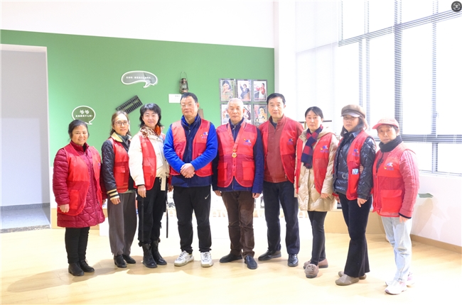 党旗飘扬 银龄守望 ——华川社区“党旗飘扬志愿服务队”温暖点滴(图1)