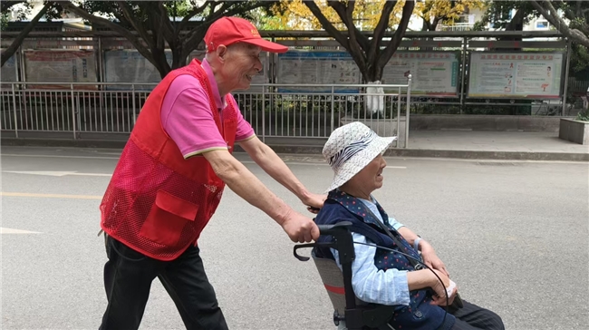 党旗飘扬 银龄守望 ——华川社区“党旗飘扬志愿服务队”温暖点滴(图3)