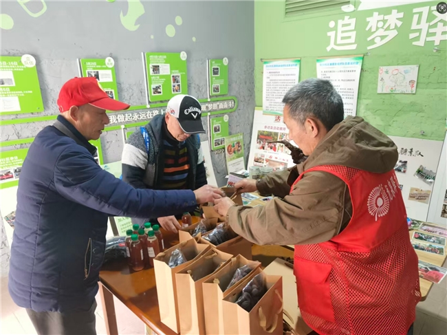 党旗飘扬 银龄守望 ——华川社区“党旗飘扬志愿服务队”温暖点滴(图2)