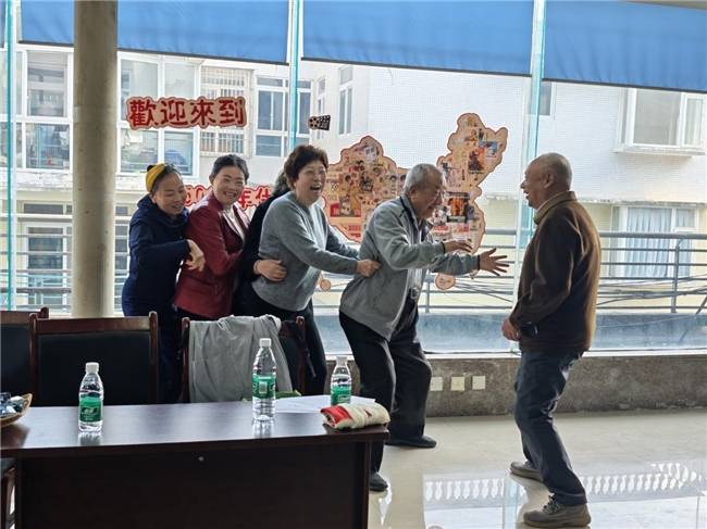 银龄赋能·青春同行:同福社区探索“为老服务+青年成长+社区治理”三位一体融合新模式(图5) 银龄赋能·青春同行:同福社区探索“为老服务+青年成长+社区治理”三位一体融合新模式(图5)