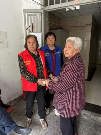 怀嬢关爱小分队开展高龄、独居、失独老人关爱走访活动(图1)