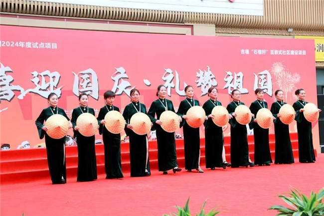 吉福社区社区自组织队伍秋之韵时装队参演国庆汇演活动(图2) 吉福社区社区自组织队伍秋之韵时装队参演国庆汇演活动(图2)