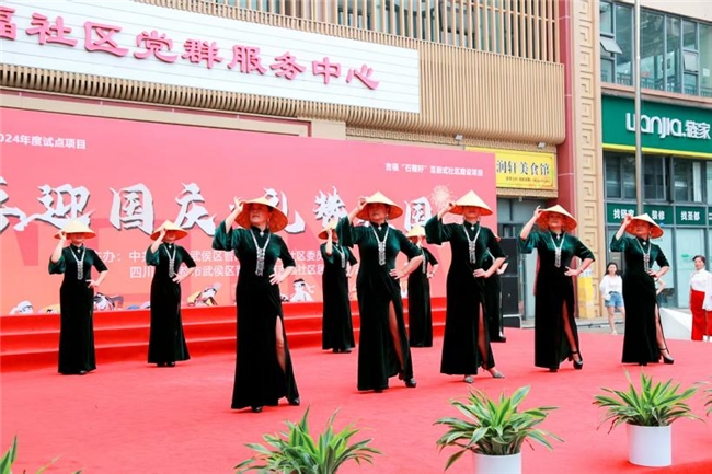 吉福社区社区自组织队伍秋之韵时装队参演国庆汇演活动(图1) 吉福社区社区自组织队伍秋之韵时装队参演国庆汇演活动(图1)