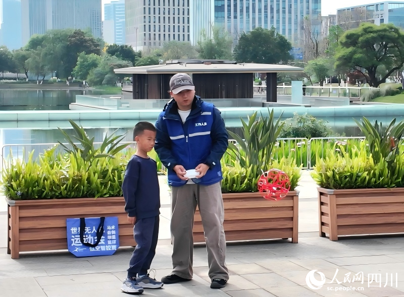 工作人员为小朋友演示本次参赛无人机之一。人民网 袁曼倪摄