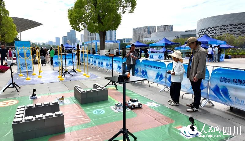 赛场外小朋友参加体验项目。人民网 袁曼倪摄