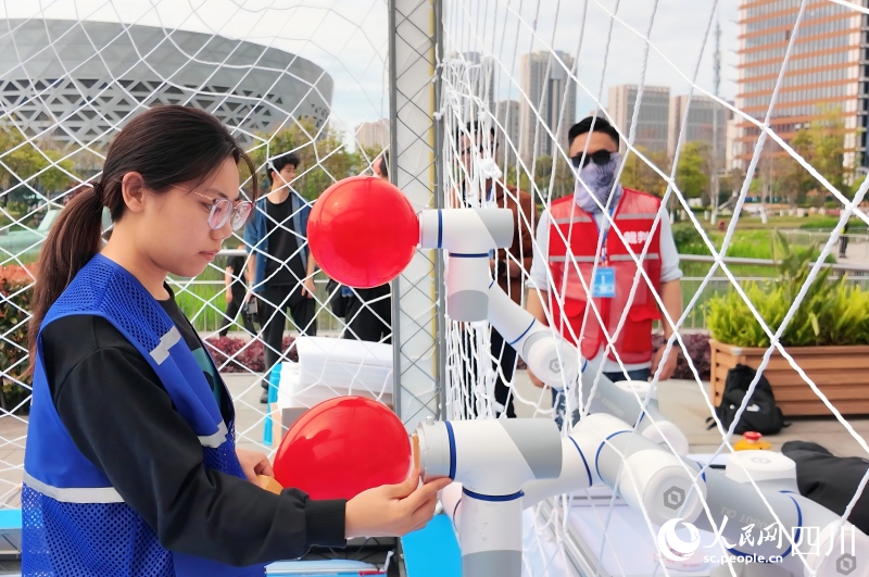 工作人员正在布置无人机击剑场地。人民网 袁曼倪摄