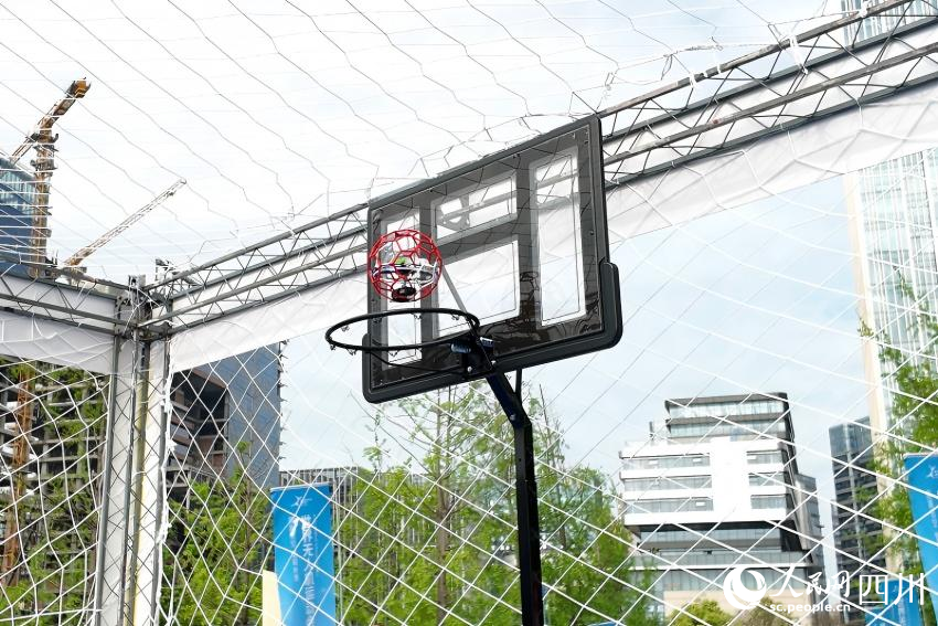 无人机篮球赛事进行中。人民网 袁曼倪摄