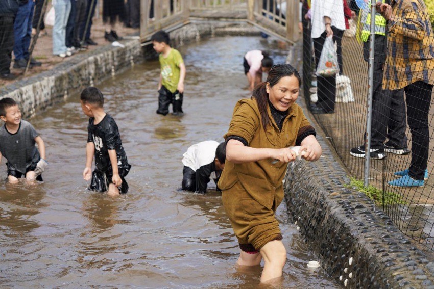 “乐在橘中”趣味活动现场。赵俊豪摄