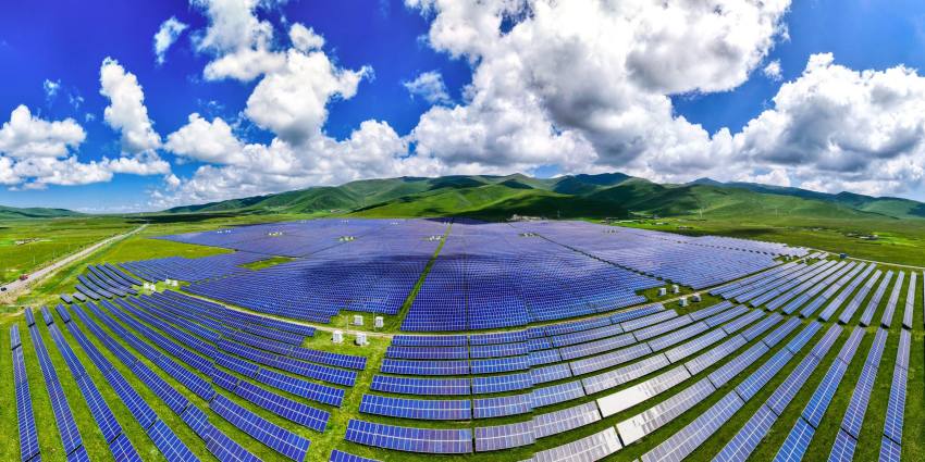 四川阿坝藏族羌族自治州阿坝县兰措玛光伏电站航拍画面。严易程摄