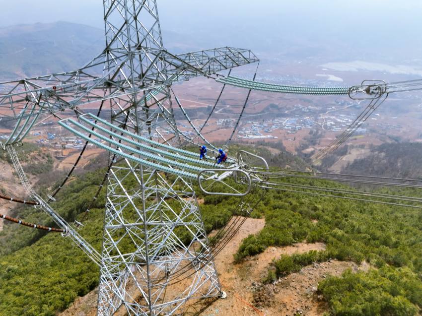 国网四川超高压公司检修人员为白鹤滩—浙江±800千伏特高压直流工程输电线路更换绝缘子。罗伍达摄