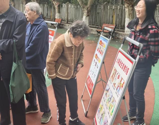 “防范隐患 安全共治”消防演练进锦城院落(图2)