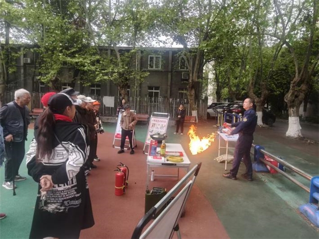 “防范隐患 安全共治”消防演练进锦城院落(图3)