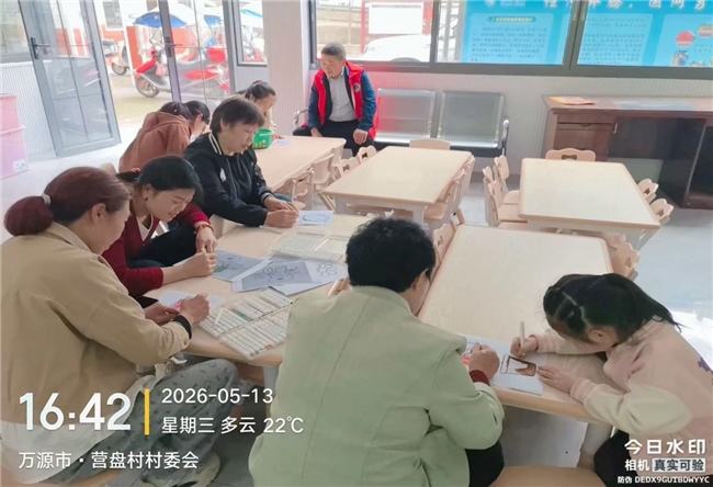 万源市开展“绘出靓丽 点缀夕阳”夕阳绘画传温情活动(图1)