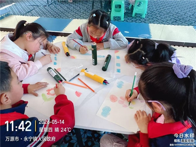 万源市开展“画出最美妈妈 传承隔代温情”母亲节亲子隔代教育活动(图1)